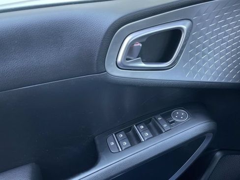 Used 2025 Kia Soul LX FWD image 13
