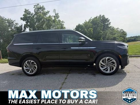 Used 2025 Lincoln Navigator Reserve AWD/4WD image 3