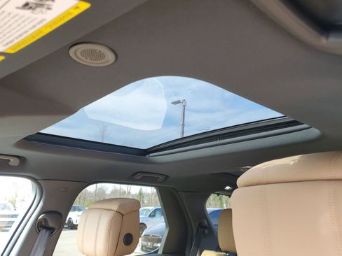 Used 2025 Land Rover Discovery Dynamic SE AWD/4WD image 27