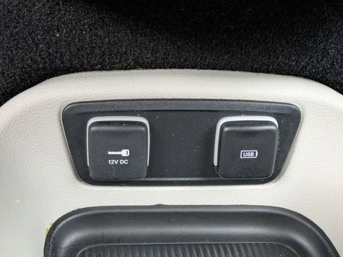Used 2017 Chrysler Pacifica Touring Plus w/ Tire & Wheel Group FWD image 30