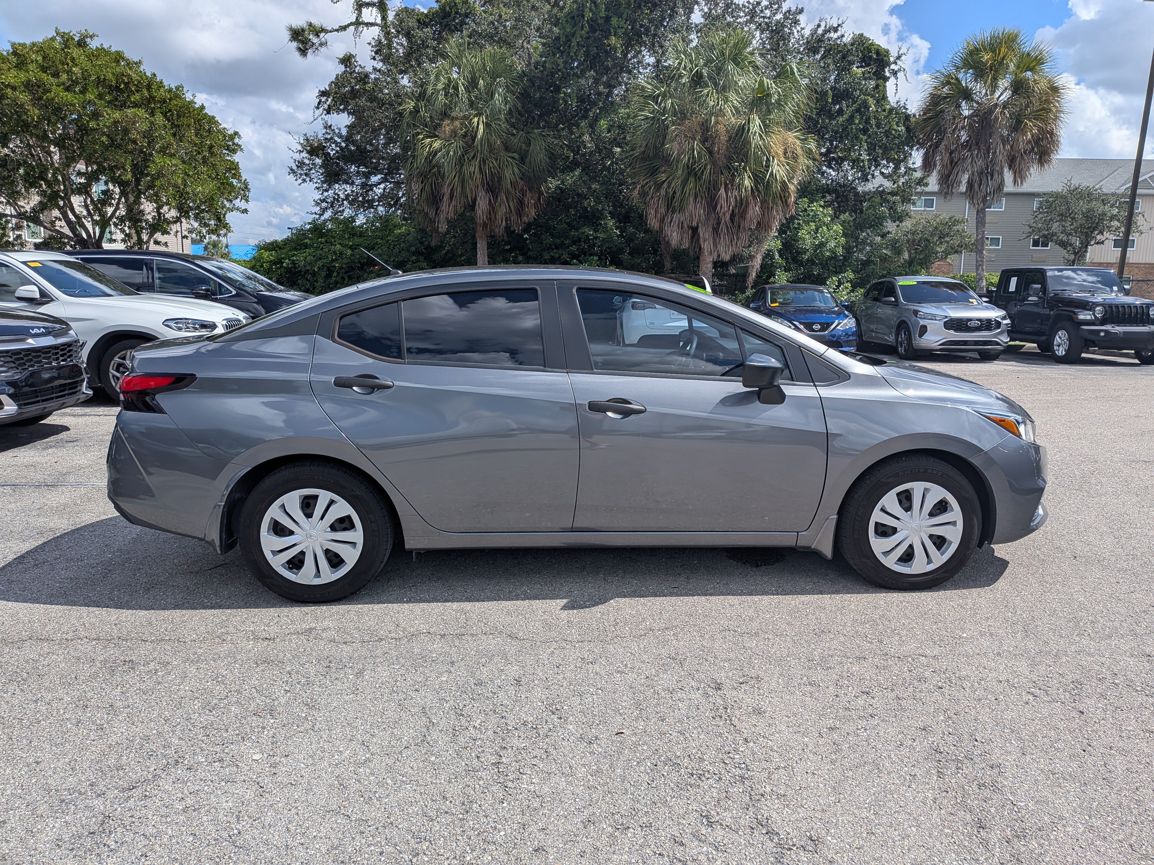 Used 2021 Nissan Versa S FWD image 3