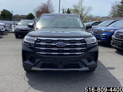 Used 2025 Ford Explorer Active AWD/4WD image 2
