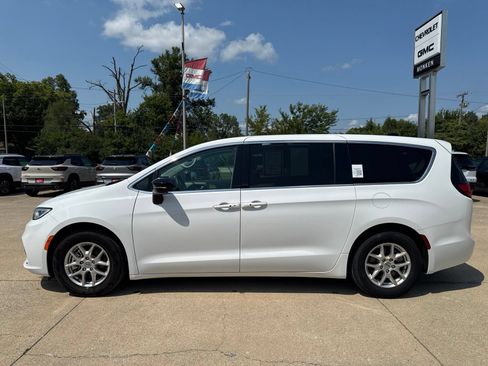 Used 2024 Chrysler Pacifica Touring-L FWD image 6