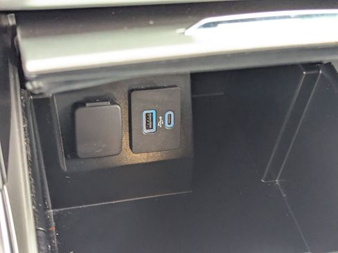 Used 2022 Ford Explorer XLT w/ Equipment Group 202A image 22