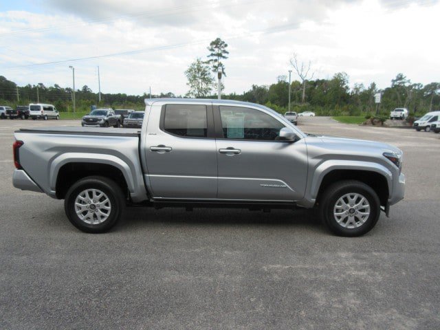 Used 2025 Toyota Tacoma SR5 AWD/4WD image 6