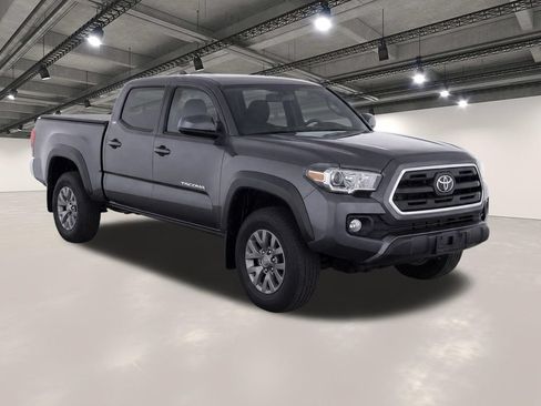 Used 2018 Toyota Tacoma SR5 AWD/4WD image 2