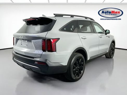 Used 2023 Kia Sorento S image 2
