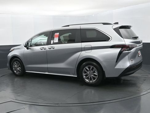 Used 2025 Toyota Sienna XLE FWD image 3