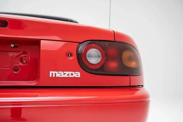 Used 1990 MAZDA MX-5 Miata RWD image 10