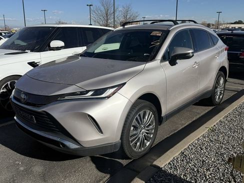 Used 2022 Toyota Venza XLE image 2