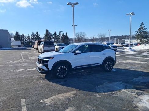 Certified 2025 Nissan Kicks SV image 17