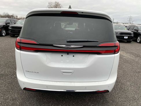 New 2026 Chrysler Pacifica Select image 4