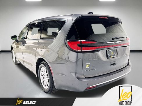 Used 2023 Chrysler Pacifica Touring-L FWD image 10