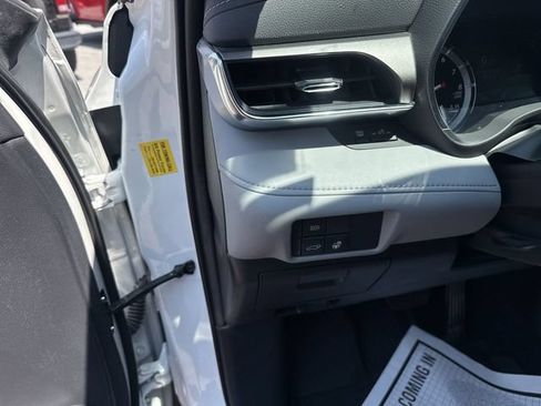 Used 2021 Toyota Highlander Limited AWD/4WD image 12