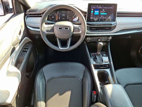 Used 2024 Jeep Compass Latitude image 11