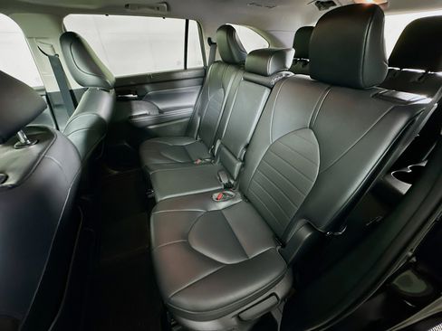 Used 2021 Toyota Highlander XLE AWD/4WD image 28