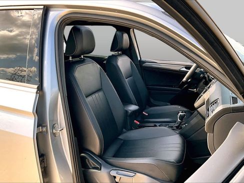 Used 2023 Volkswagen Tiguan SE R-Line FWD image 9