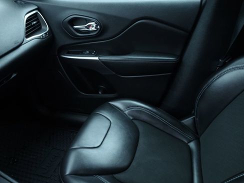 Used 2019 Jeep Cherokee Latitude Plus w/ Cold Weather Group image 12