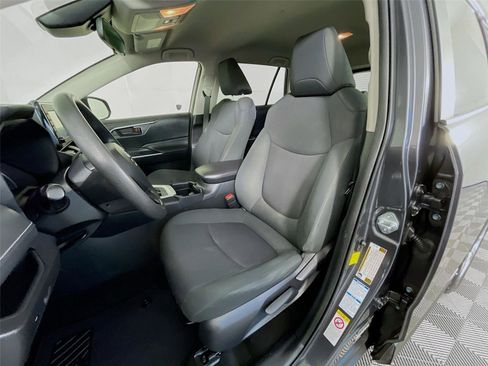 Used 2019 Toyota RAV4 LE w/ Carpet Mat Package image 23
