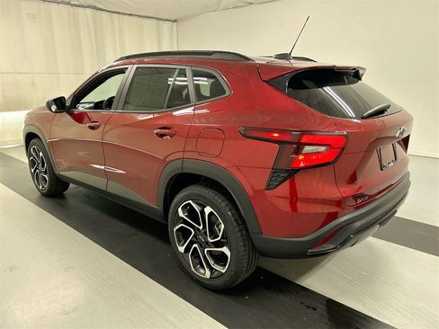 Used 2024 Chevrolet Trax RS w/ Sunroof Package image 7