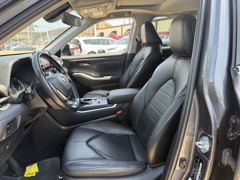 Used 2022 Toyota Highlander XLE FWD image 29