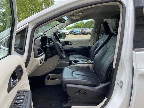 Used 2024 Chrysler Pacifica Touring-L FWD image 11