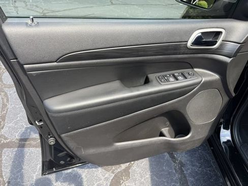 Used 2019 Jeep Grand Cherokee Altitude AWD/4WD image 16