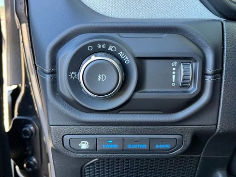 Used 2025 Jeep Wrangler Unlimited Sahara image 23