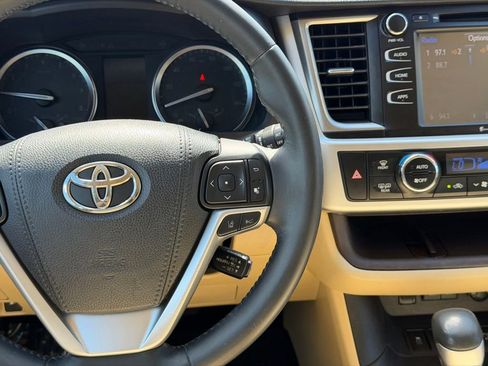 Used 2018 Toyota Highlander XLE AWD/4WD image 33