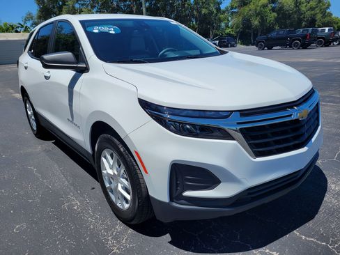 Certified 2024 Chevrolet Equinox LS w/ LS Convenience Package FWD image 3