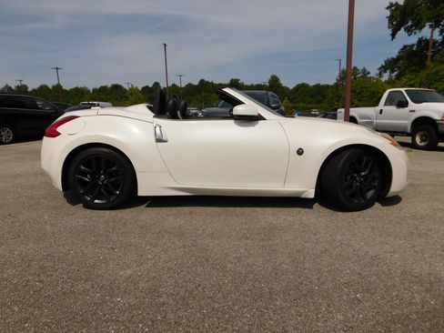 Used 2016 Nissan 370Z Touring RWD image 6