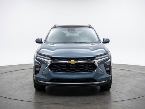 Used 2025 Chevrolet Trax LT FWD image 2