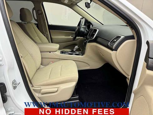 Used 2021 Jeep Grand Cherokee Laredo AWD/4WD image 19