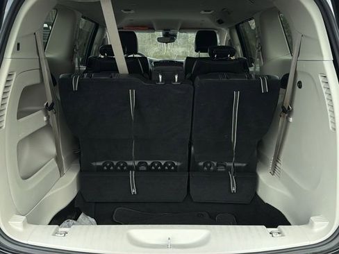 Used 2024 Chrysler Pacifica Touring-L image 38