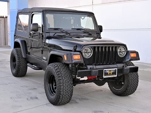 Used 2005 Jeep Wrangler Unlimited w/ Security Group AWD/4WD image 9