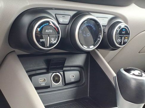 Used 2025 Hyundai Venue SEL FWD image 15