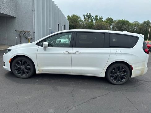 Used 2019 Chrysler Pacifica Touring Plus FWD image 6