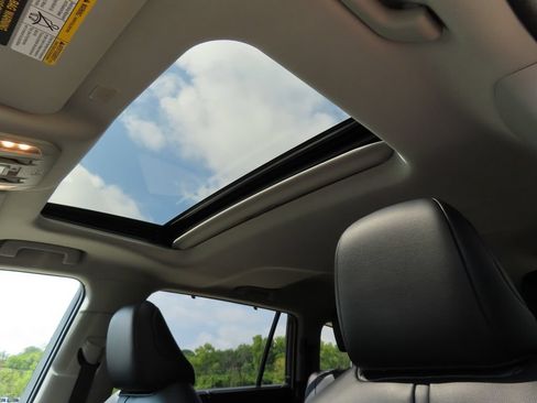 Used 2022 Toyota Highlander XLE AWD/4WD image 5