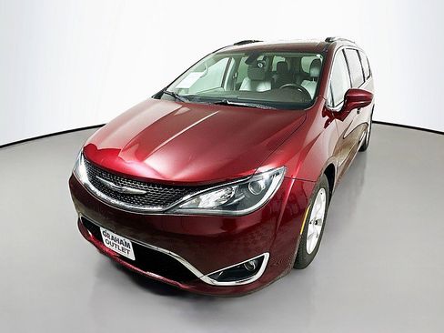 Used 2018 Chrysler Pacifica Touring-L Plus w/ Tire & Wheel Group image 3