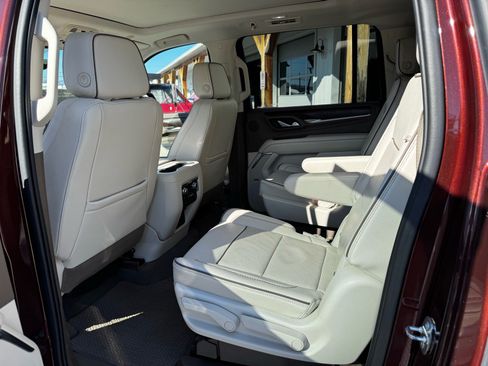 Used 2022 GMC Yukon XL Denali w/ Advanced Technology Package AWD/4WD image 12