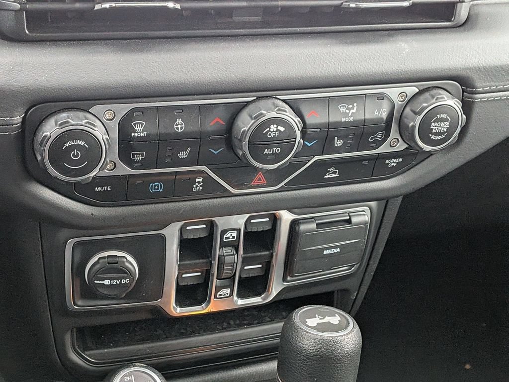 Used 2025 Jeep Wrangler Unlimited Sahara AWD/4WD image 17