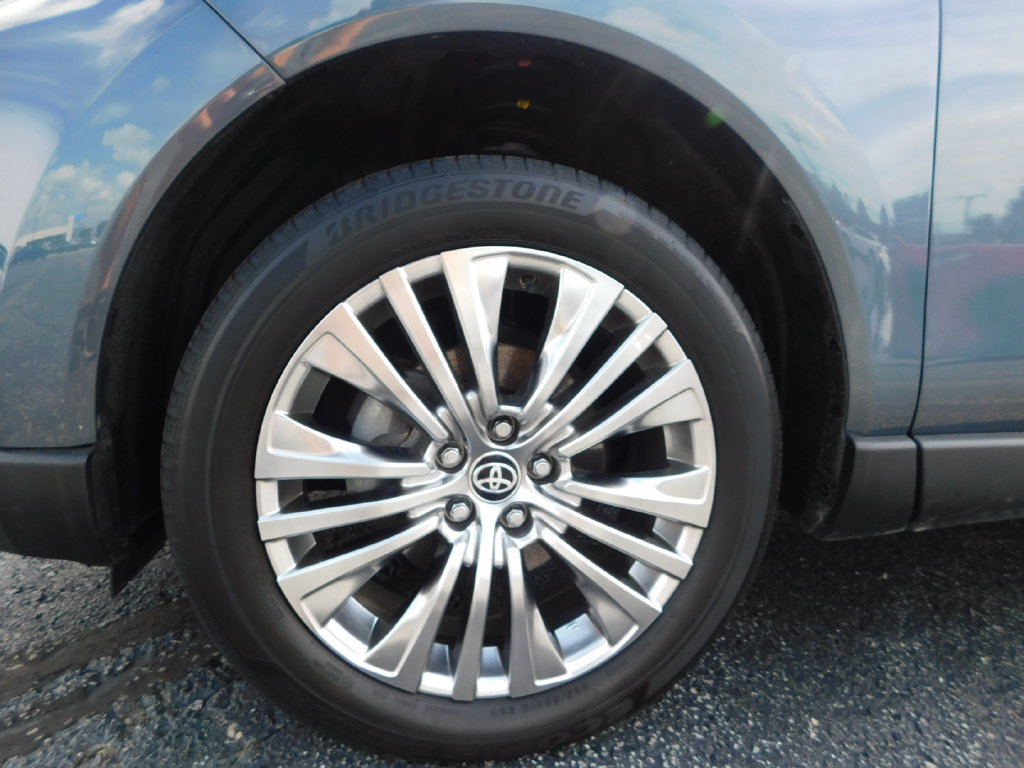Used 2023 Toyota Venza Limited AWD/4WD image 10