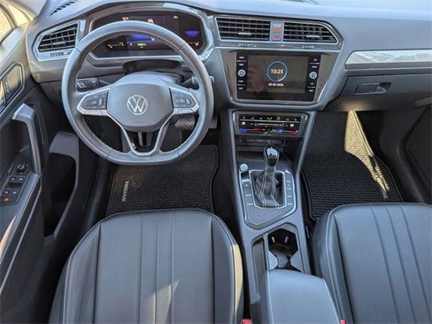 Used 2023 Volkswagen Tiguan SE w/ Panoramic Sunroof Package image 6