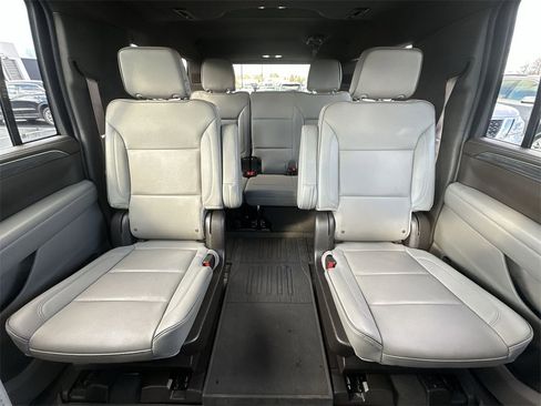 Used 2022 GMC Yukon XL SLT w/ SLT Premium Package image 22