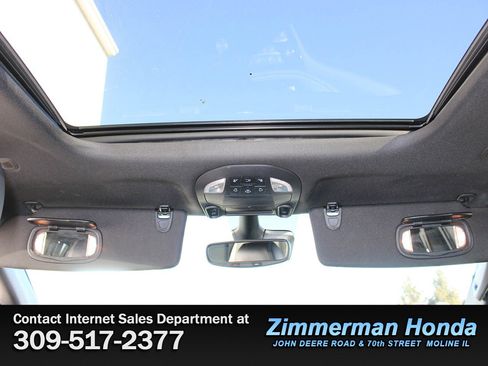 Used 2025 Chrysler Pacifica Limited image 11