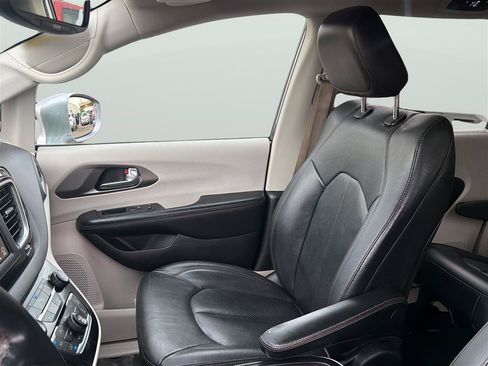 Used 2020 Chrysler Pacifica Touring-L FWD image 13