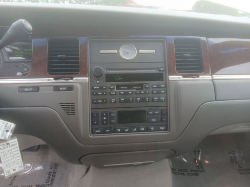 Used 2003 Lincoln Town Car Signature image 43