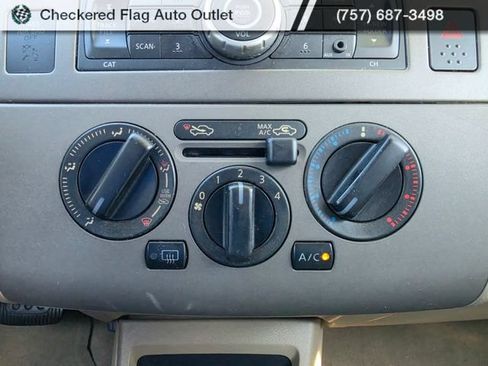 Used 2008 Nissan Versa Hatchback w/ Convenience Pkg FWD image 14