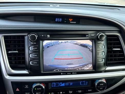 Used 2019 Toyota Highlander Plus AWD/4WD image 25