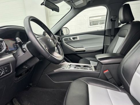 Used 2023 Ford Explorer XLT w/ Equipment Group 202A image 8